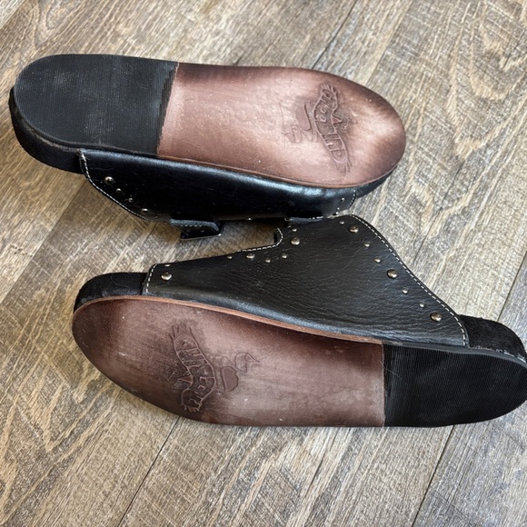 Freebird Black Leather Slide Sandals - Picture 4 of 5